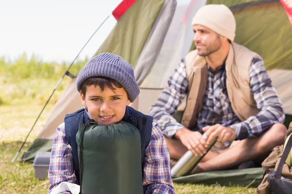 Vater und Sohn im Zelt — Stockfoto