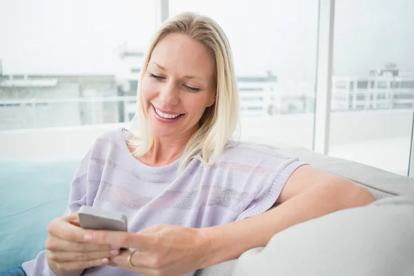 Woman text messaging through phone — Stock Photo, Image