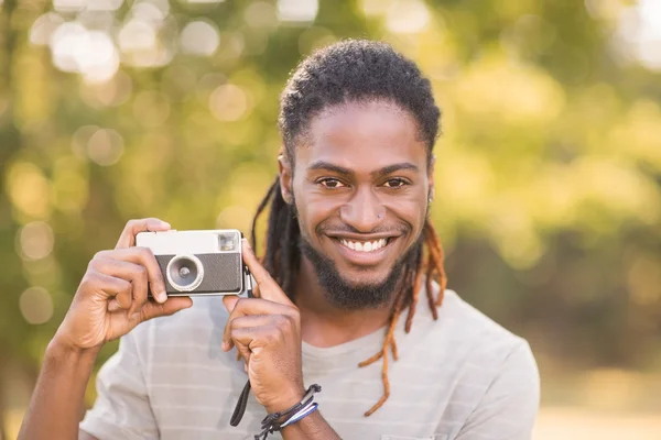 Knappe hipster met behulp van vintage camera — Stockfoto