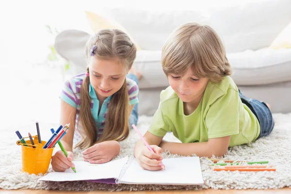 Siblings drawing with colored pencils — Stock Photo, Image