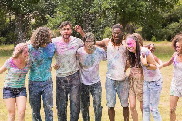 Amigos felizes cobertos de tinta em pó — Fotografia de Stock