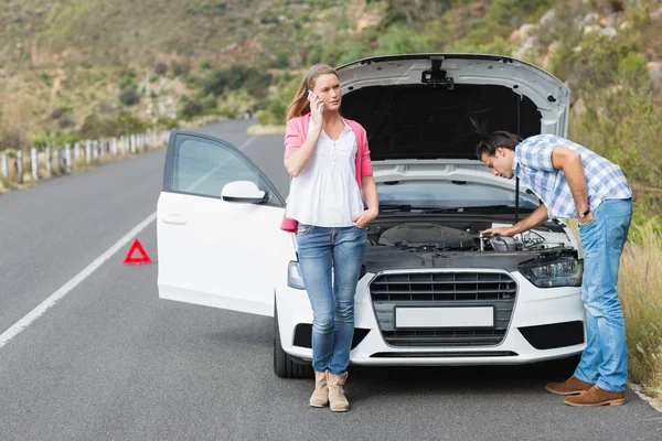 Par efter en biluppdelning — Stockfoto