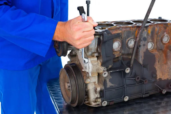 Mecánico masculino reparación de motor de coche — Foto de Stock