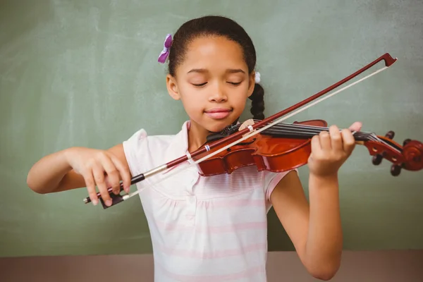 Portret van schattig klein meisje speelt viool — Stockfoto