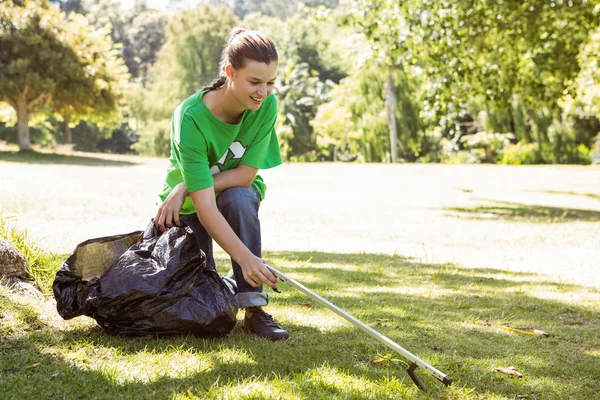 Environmental activist picking up trash — Stock Photo, Image