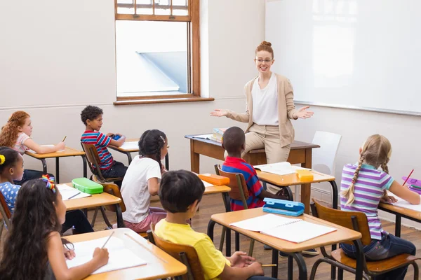 Enseignant donnant une leçon en classe — Photo