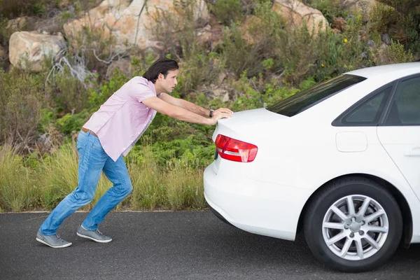 Mann schiebt Auto nach Autopanne — Stockfoto