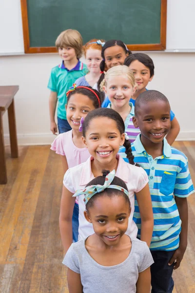 Schattig leerlingen glimlachen op camera in klas — Stockfoto