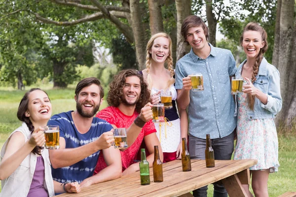 Grupp vänner firar oktoberfest — Stockfoto