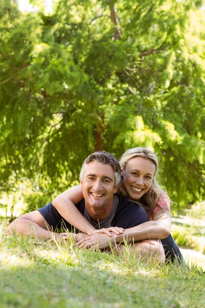 Šťastný pár v parku — Stock fotografie