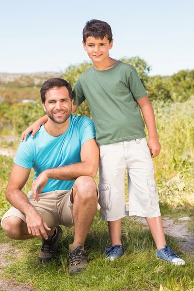 Padre e hijo en el campo —  Fotos de Stock