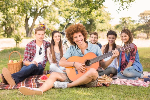 Happy vänner i parken ha picknick — Stockfoto