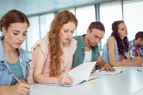 Modeschüler machen sich Notizen im Unterricht — Stockfoto