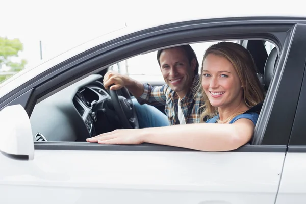 Couple smiling at the camera — Stock Photo, Image