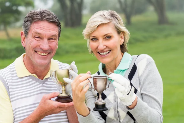 Feliz casal de golfe com troféu — Fotografia de Stock