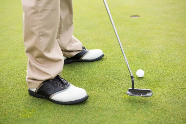 Golfer about to tee off — Stock Photo, Image