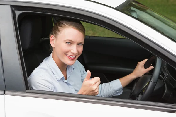 Empresária sorridente sentada no banco dos motoristas — Fotografia de Stock