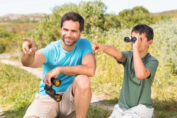 Otec a syn v přírodě — Stock fotografie