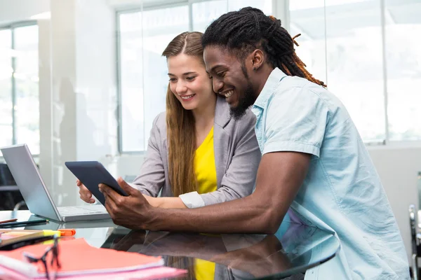 Kreative junge Geschäftsleute schauen auf digitales Tablet — Stockfoto