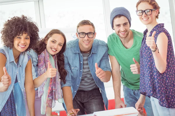 Mode studenten die werken als een team — Stockfoto