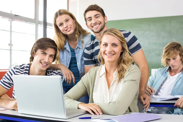 Étudiants utilisant un ordinateur portable en classe — Photo