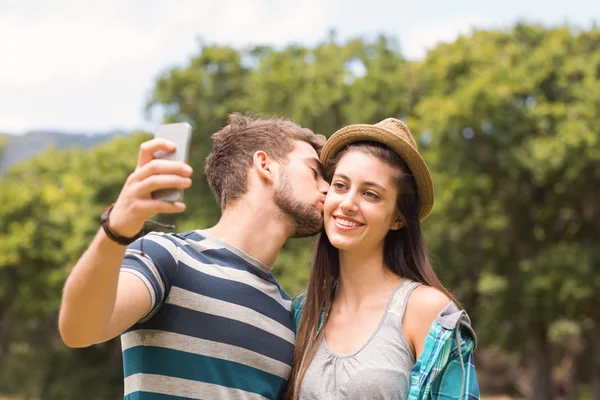 Ungt par med en selfie — Stockfoto