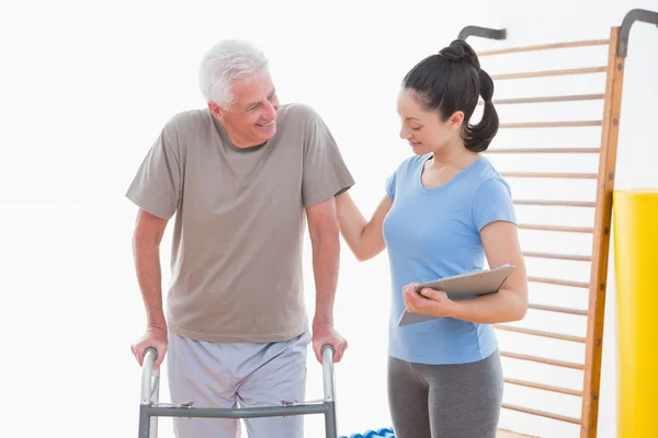 Coach encouraging senior man — Stock Photo, Image