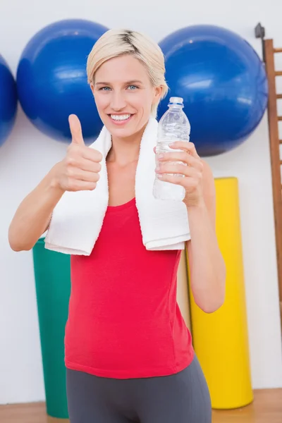 Donna bionda che beve acqua con i pollici in su — Foto Stock