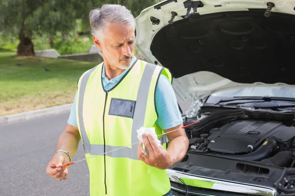 Man peilstok gebruiken om te controleren van olie — Stockfoto