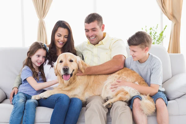 Família de acariciar Golden Retriever — Fotografia de Stock