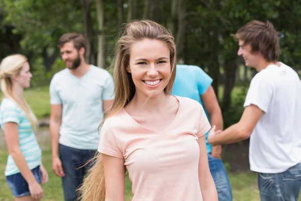 Jonge vrienden in het park — Stockfoto