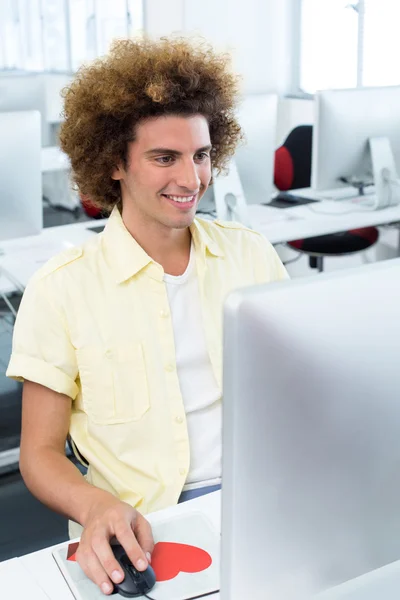 Sonriente estudiante masculino en clase de informática —  Fotos de Stock