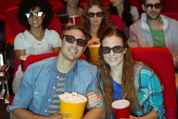 Jovens amigos assistindo a um filme 3d — Fotografia de Stock