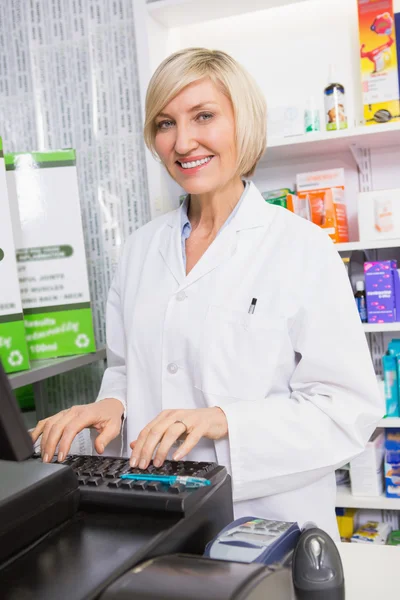 Farmacéutico sonriente usando computadora —  Fotos de Stock