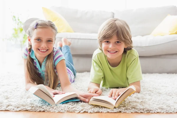 Happy siblings holding books — Stock Photo, Image