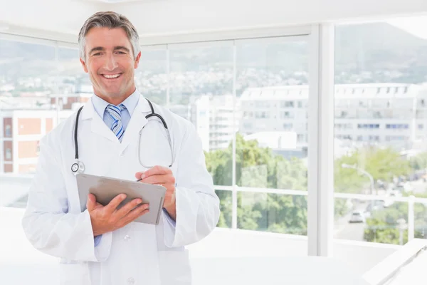 Doctor escribiendo en portapapeles — Foto de Stock