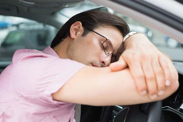 Drunk man slumped on steering wheel — Stock Photo, Image