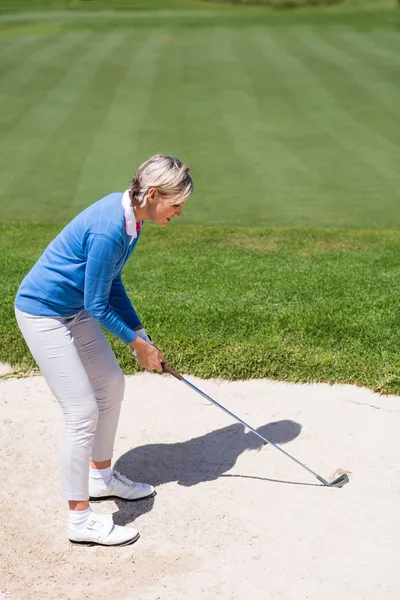 Vrouwelijke golfspeler nemen van een schot — Stockfoto