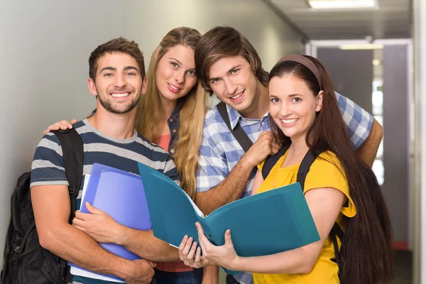 Držení složky na chodbě vysoké školy studenti — Stock fotografie