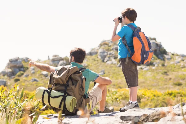 Pai e filho caminhando através das montanhas — Fotografia de Stock