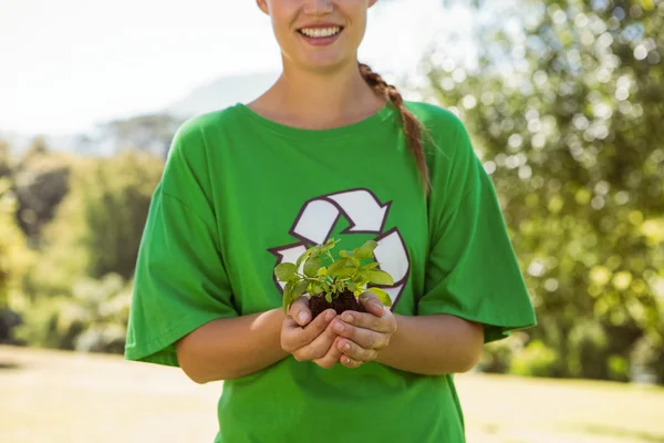 Activista ambiental mostrando una planta — Foto de Stock
