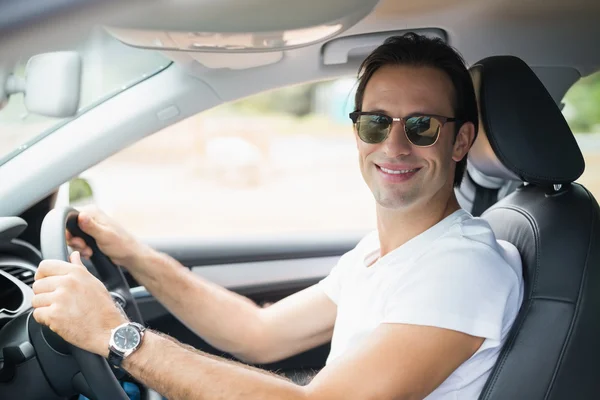 Мужчина за рулем и улыбается в камеру — стоковое фото