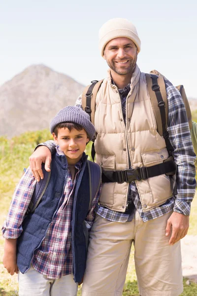 Padre e hijo haciendo senderismo en las montañas — Foto de Stock