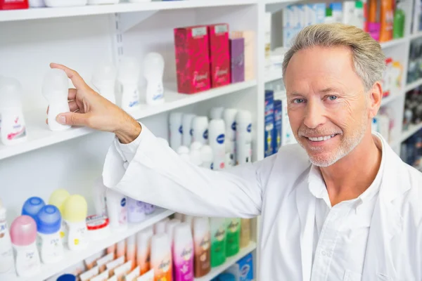 Senior pharmacist taking medicine from shelf — Stock Photo, Image