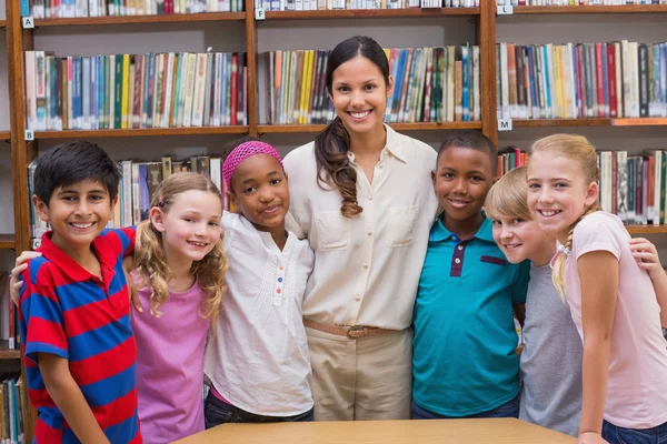 Nette Schüler lächeln im Klassenzimmer in die Kamera — Stockfoto