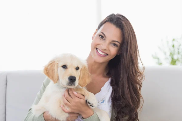 Feliz joven jugando con el cachorro — Foto de Stock