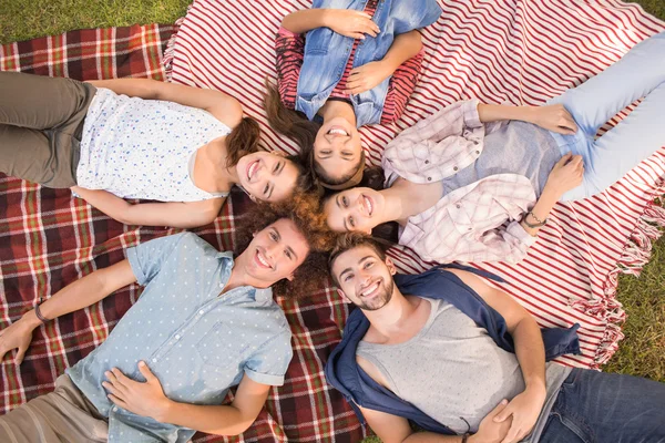 Amigos felizes no parque fazendo piquenique — Fotografia de Stock