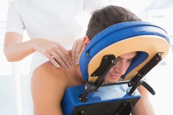Homem tendo massagem nas costas — Fotografia de Stock