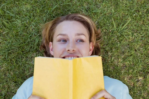 Mulher bonita leitura livro no parque — Fotografia de Stock