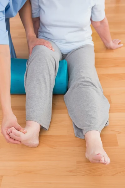 Therapist working with senior woman — Stock Photo, Image